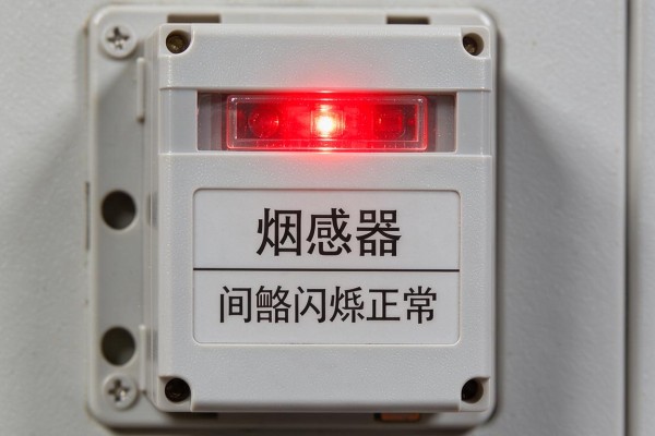 烟感器红灯间歇闪烁正常不